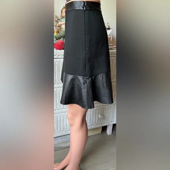 Club Monaco Mini Skirt Lambskin Black Leather Details Flared High Waisted size 2 - Picture 2 of 8